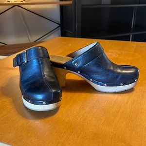 Very comfortable Clark’s clogs. Size 9